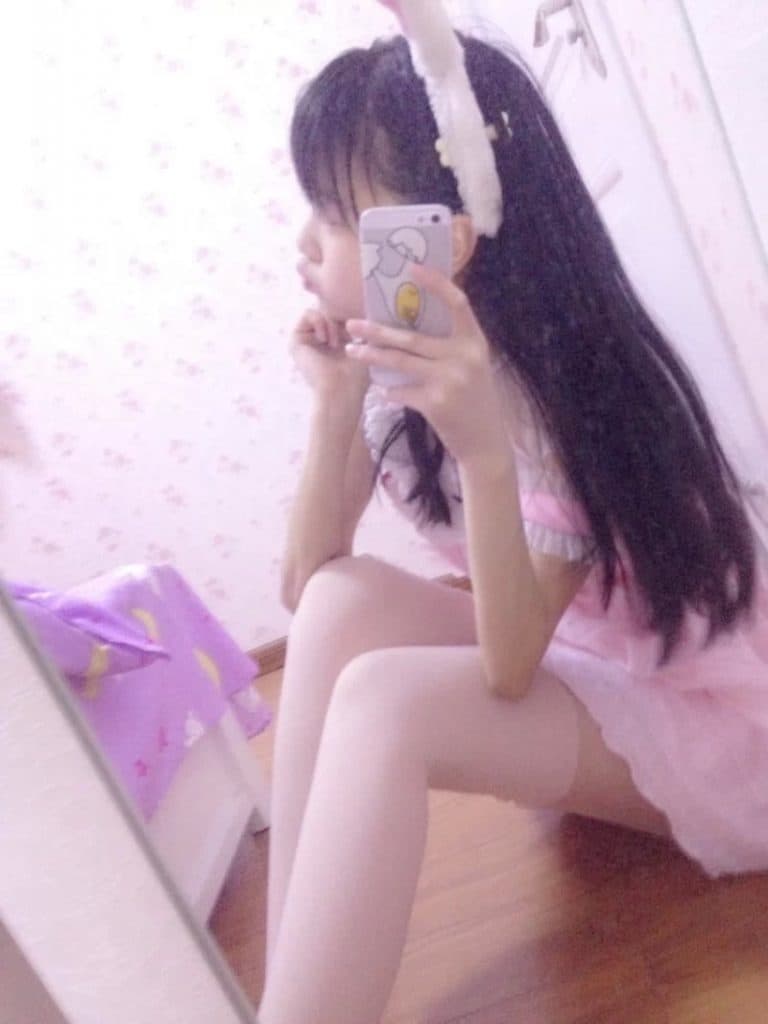 Stockings rolled below the knee