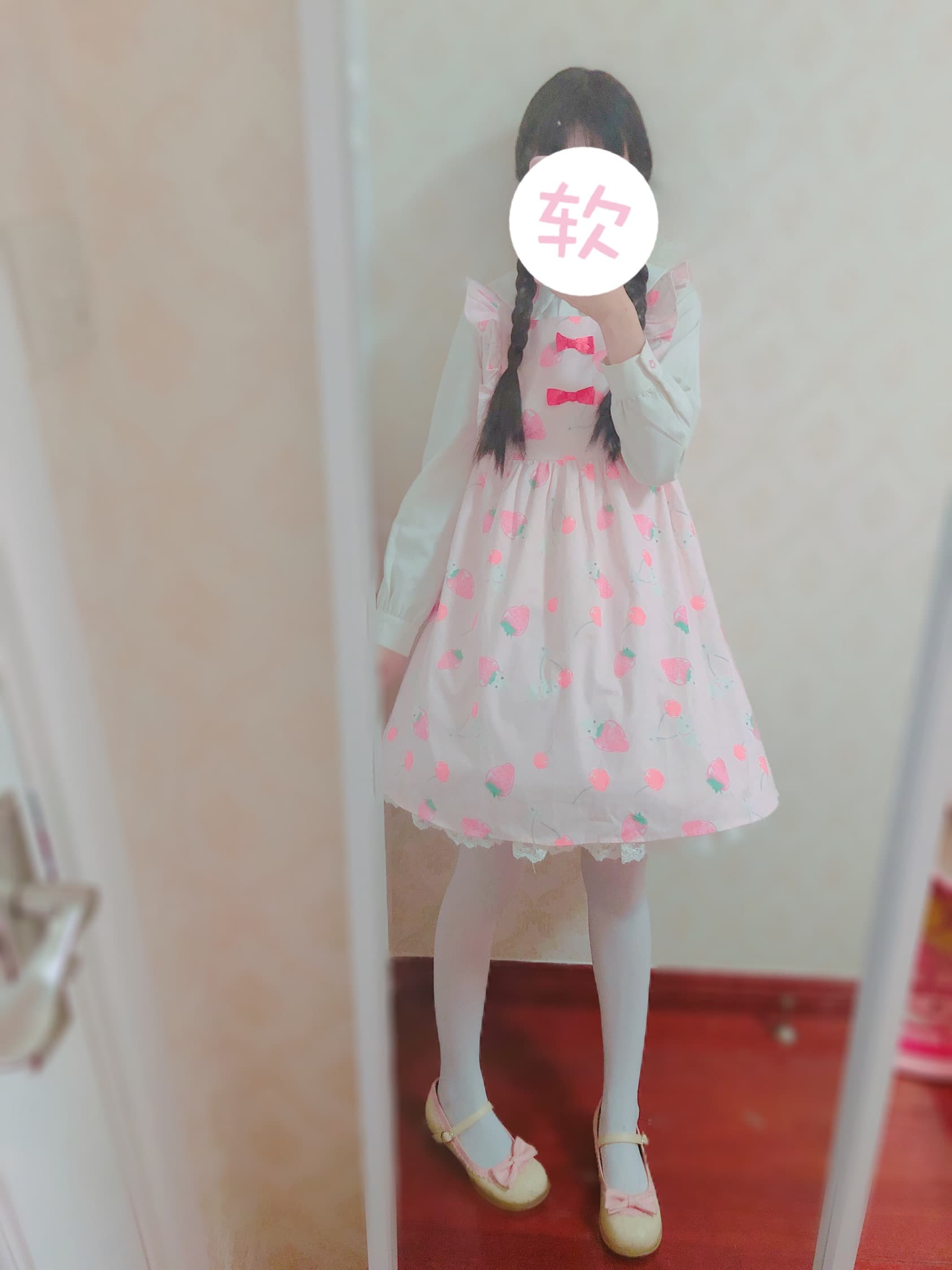 White pantyhose under skirt