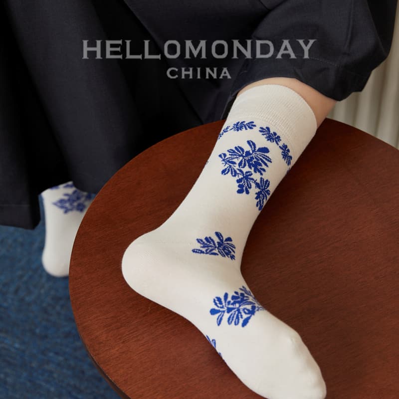 Seamless Cotton Socks for Women, Spring/Autumn Mid-calf Socks with Retro Chinese Blue-and-White Porcelain Design, Breathable Long Tube Socks