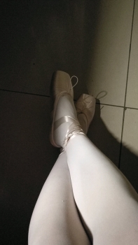 Standing on tiptoe for a long time in pointe shoes really hurts, is this a process everyone goes through in ballet?