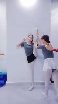 Recording my first (fake) cry in class, love my ballet teacher...