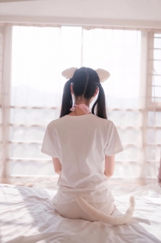 Are there any girls in Harbin who like white stockings?