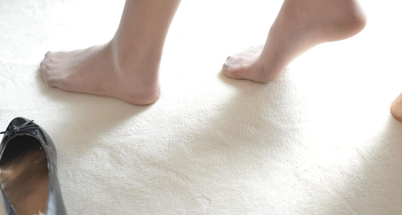 Removing flesh-colored stockings