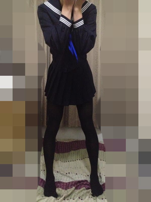 Adult model in a white Kanto-collar jacket seated on a bench, knee-high socks and sheer nylons framing delicate bare heels and toes.