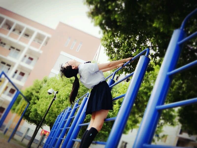 Feet in round mirror