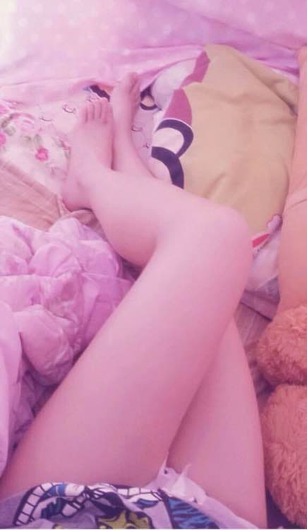 bare asian feet in nylons