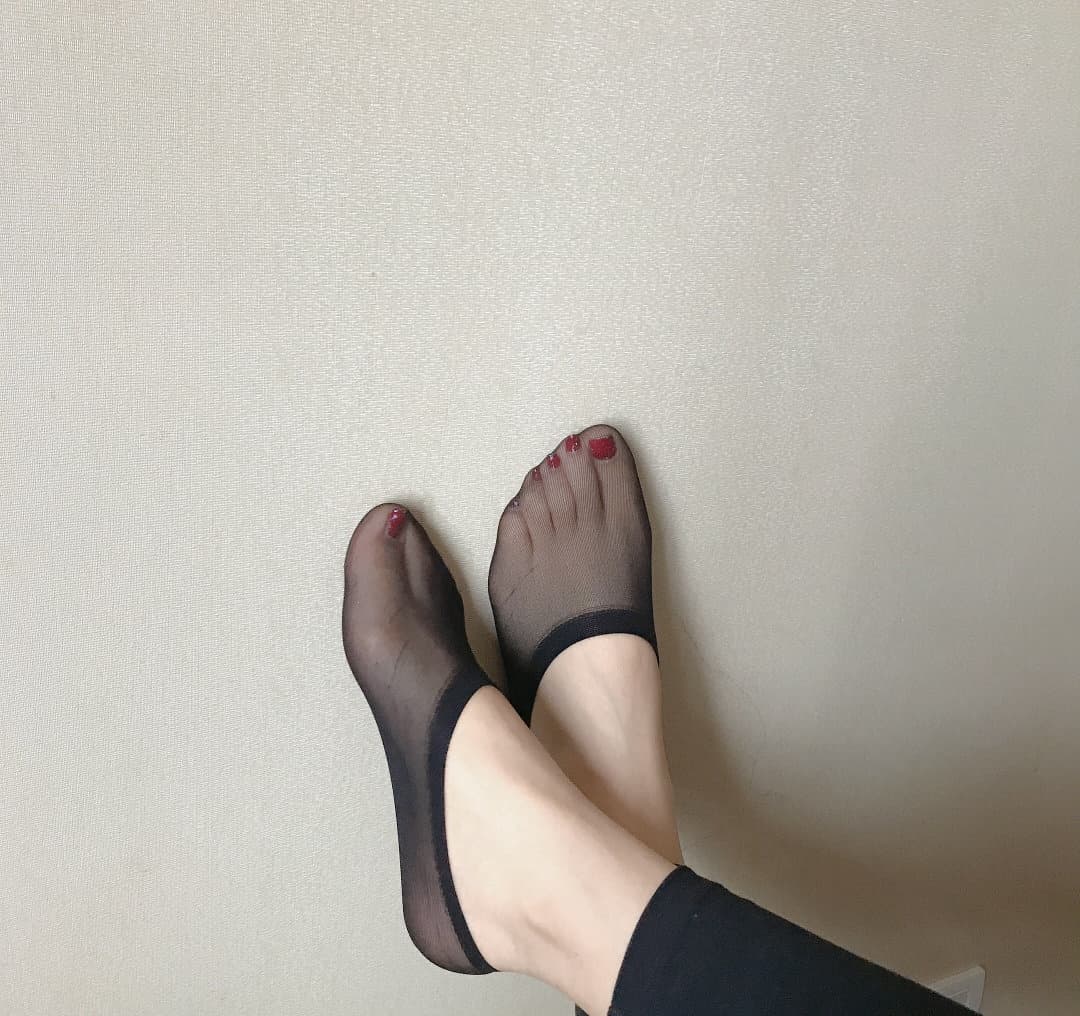 Everyone Says My Feet Are Beautiful, But Am I Not Beautiful?