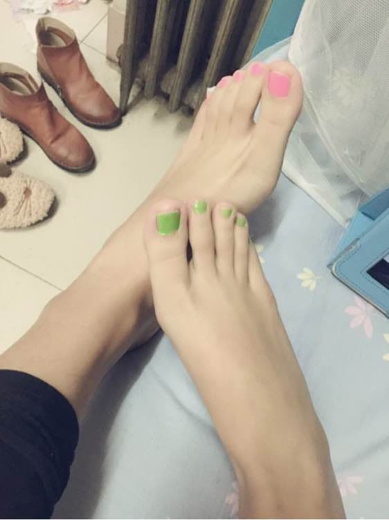 Yueer in sheer stockings pose