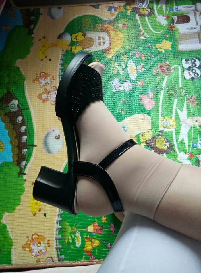 Short silk sandal on toes