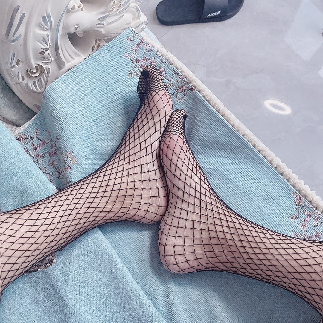 toes through diamond fishnet pattern