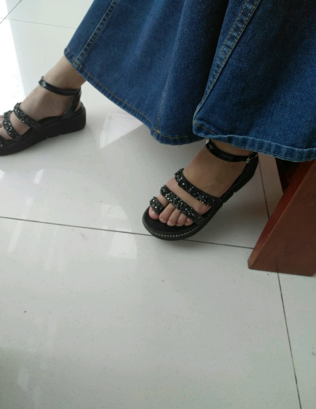 nylon sheen on bare foot