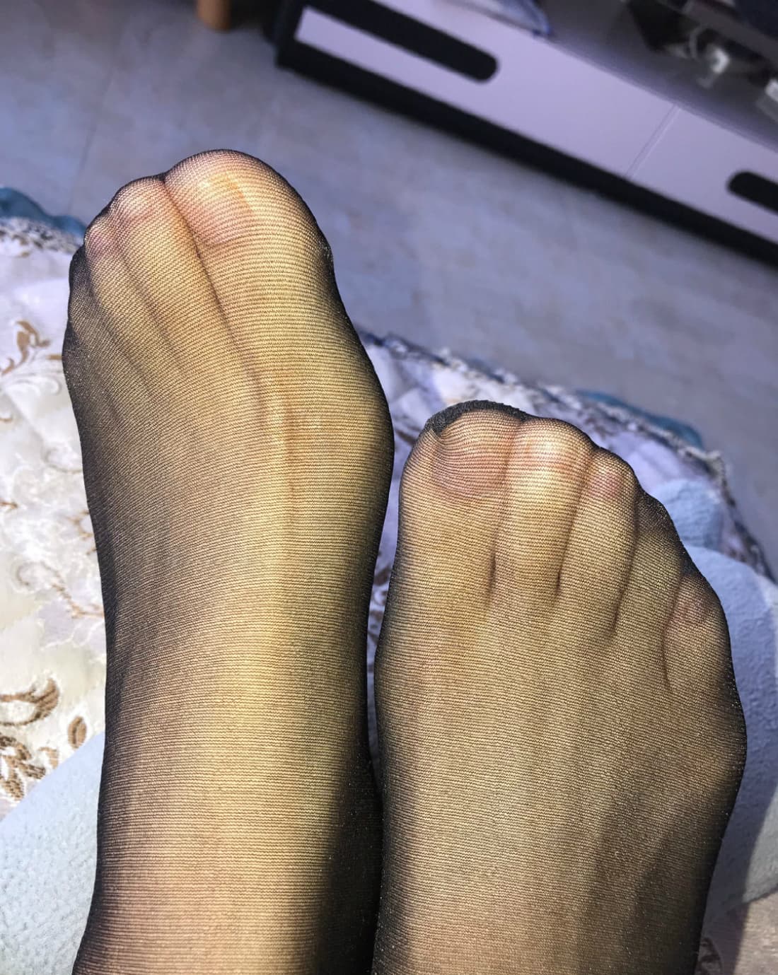 Sheer-toe stockings on toes