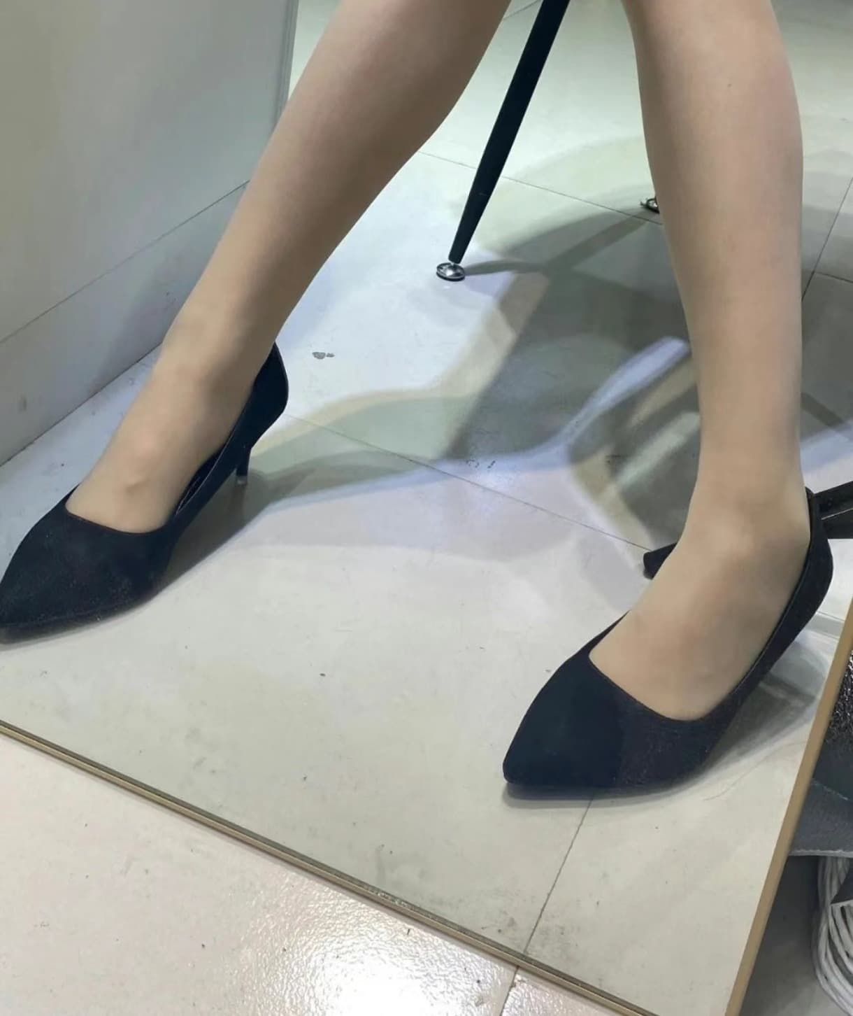 arched foot in patent stiletto